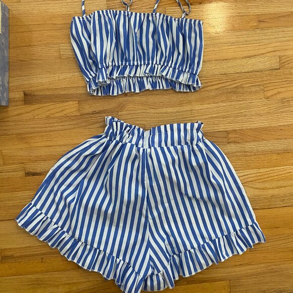 Two Piece Crop Top and Shorts with Adjustable Straps and Waist Tie Size S - Picture 2 of 6